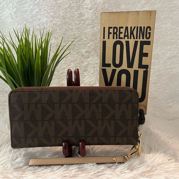 Michael Kors Signature Continental Wallet/Wristlet - LIKE NEW! - Picture 2 of 13
